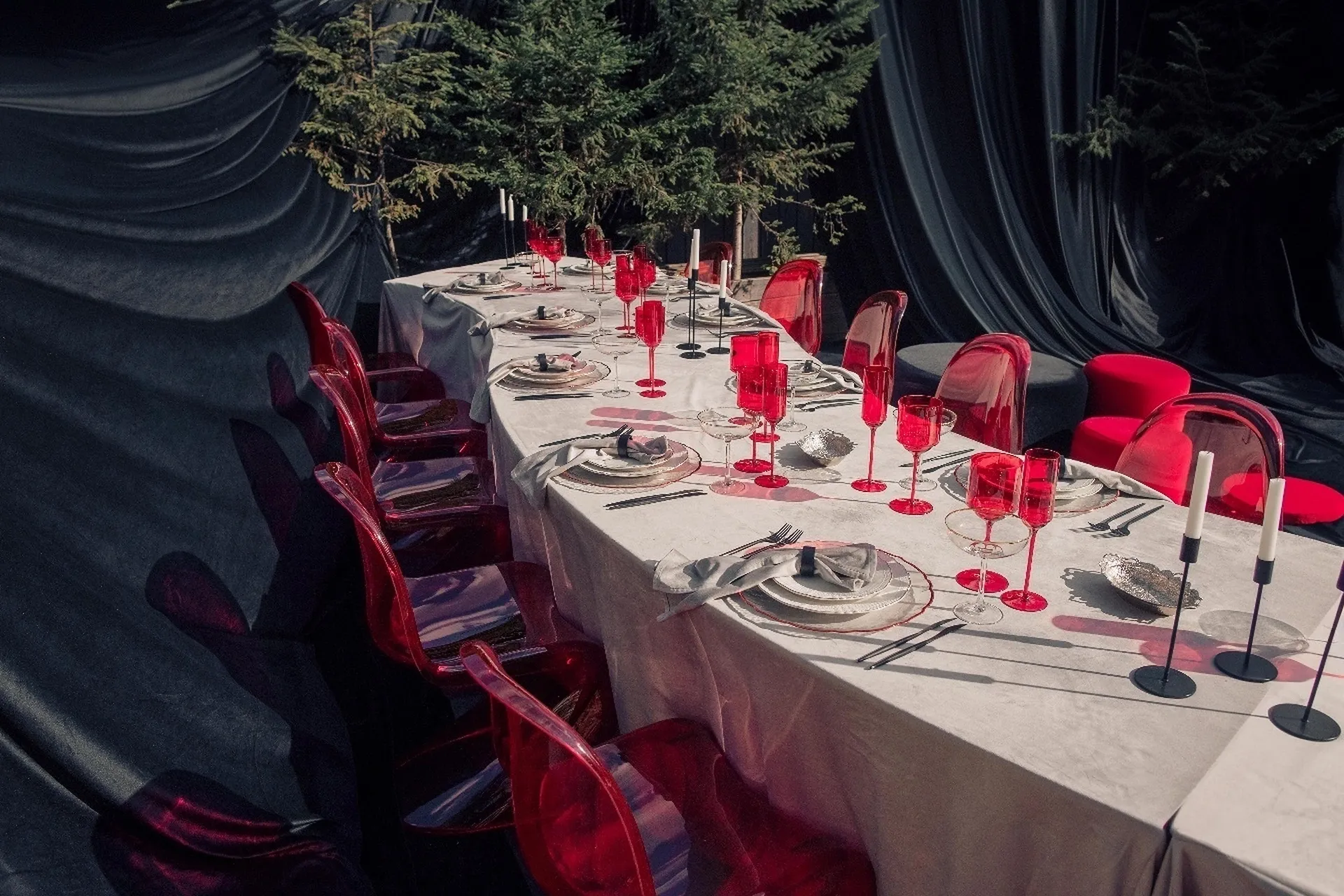 Черно-красный сет со скатертью-волна