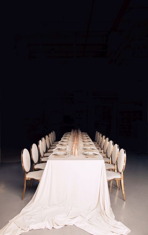 Айвори сервировка за длинным прямоугольным столом