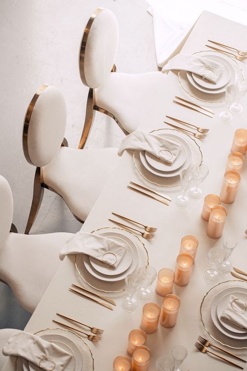 Айвори сервировка за длинным прямоугольным столом