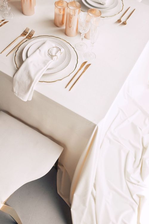 Айвори сервировка за длинным прямоугольным столом