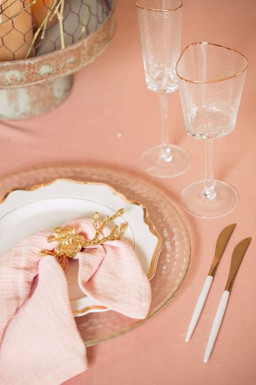 Акцентные сеты за круглым столом