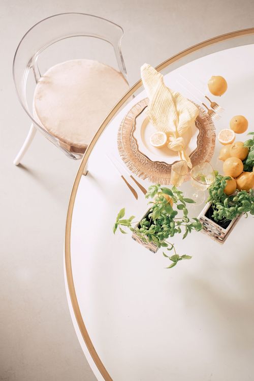 Акцентные сеты за круглым столом