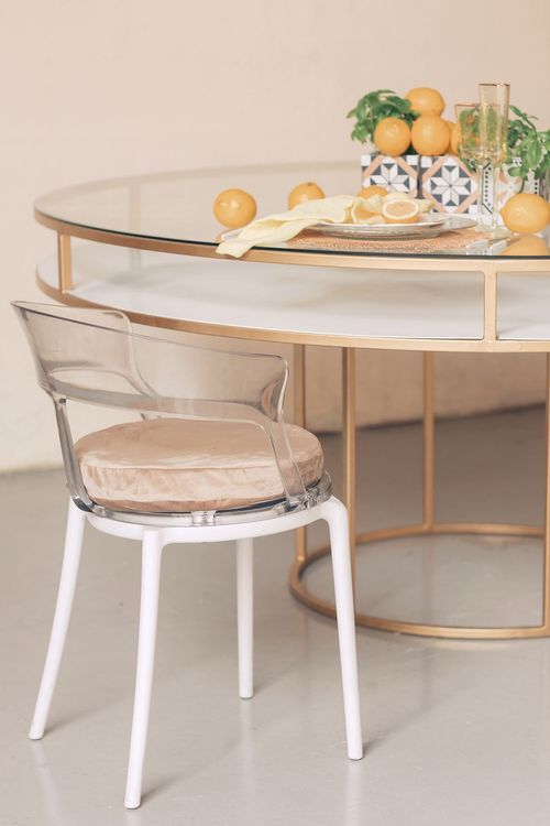 Акцентные сеты за круглым столом