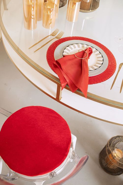 Акцентные сеты за круглым столом