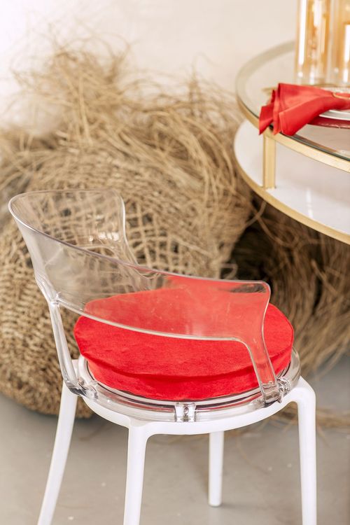 Акцентные сеты за круглым столом