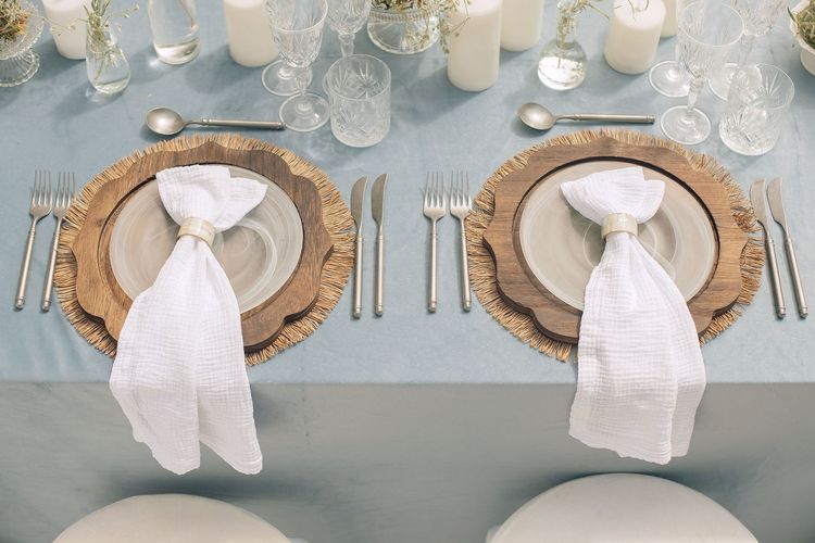 Бело-голубой сет за прямоугольным столом