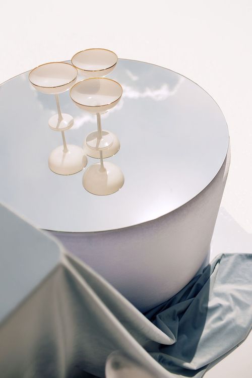 Бело-голубой сет за прямоугольным столом