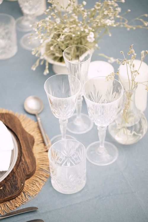 Бело-голубой сет за прямоугольным столом