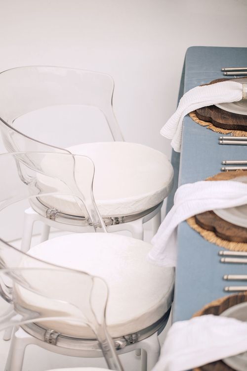 Бело-голубой сет за прямоугольным столом