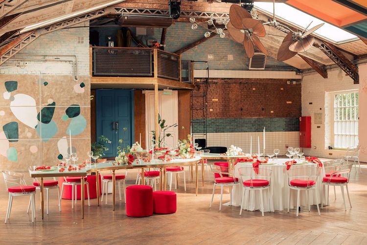 Бело-красный сет за столом-волна