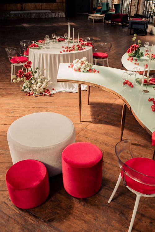 Бело-красный сет за столом-волна