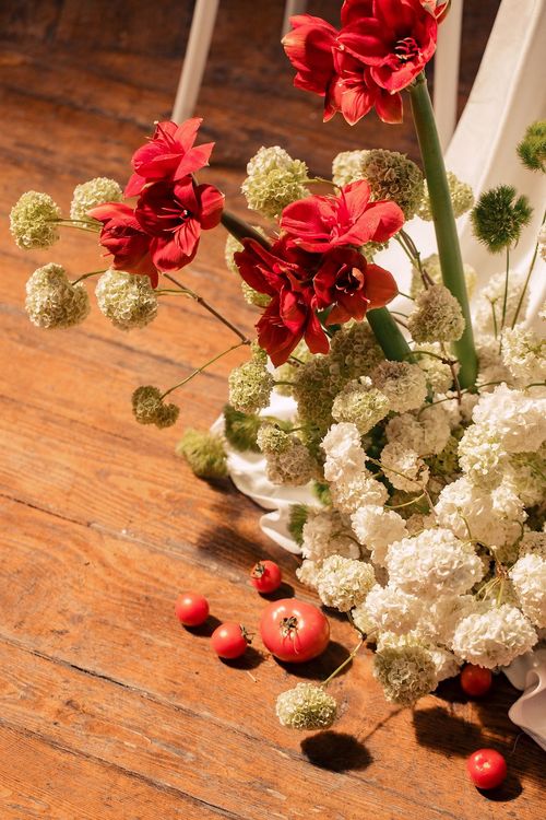 Бело-красный сет за столом-волна