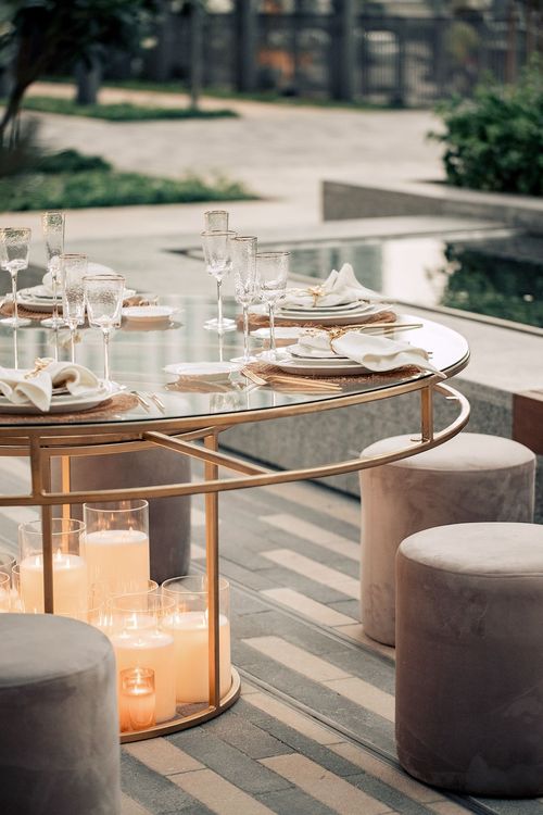 Бежевый сет со свечами за круглым столом