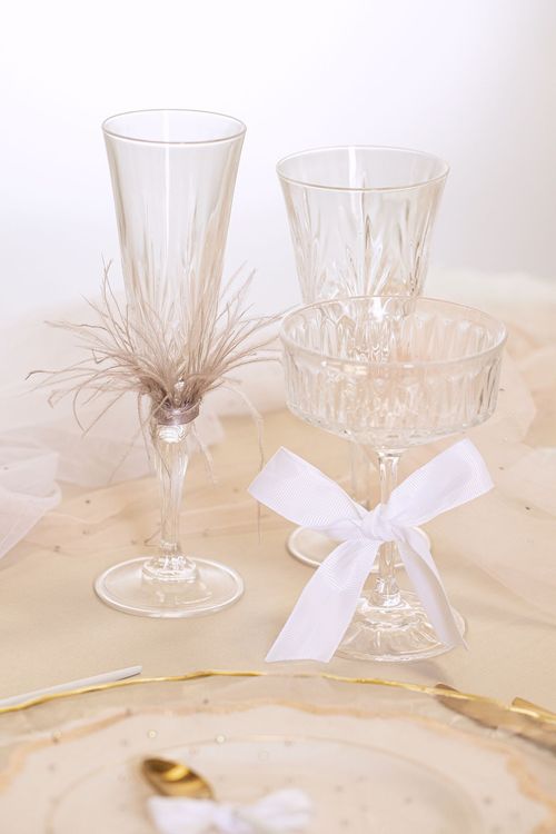 Бежевый сет за прямоугольным столом