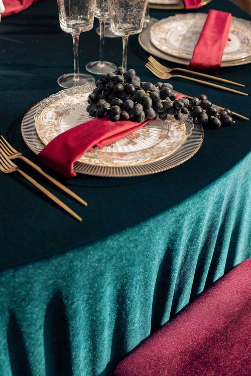 Бордово-изумрудный сет за круглым столом