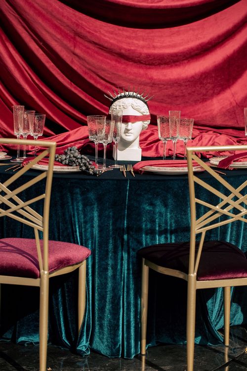 Бордово-изумрудный сет за круглым столом