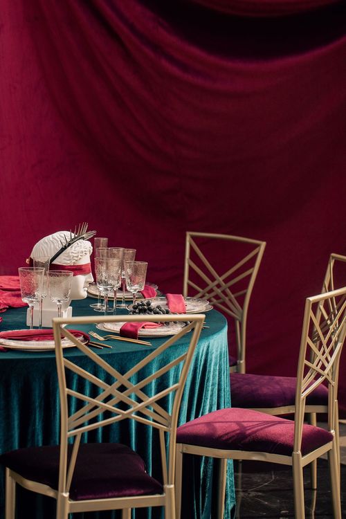 Бордово-изумрудный сет за круглым столом