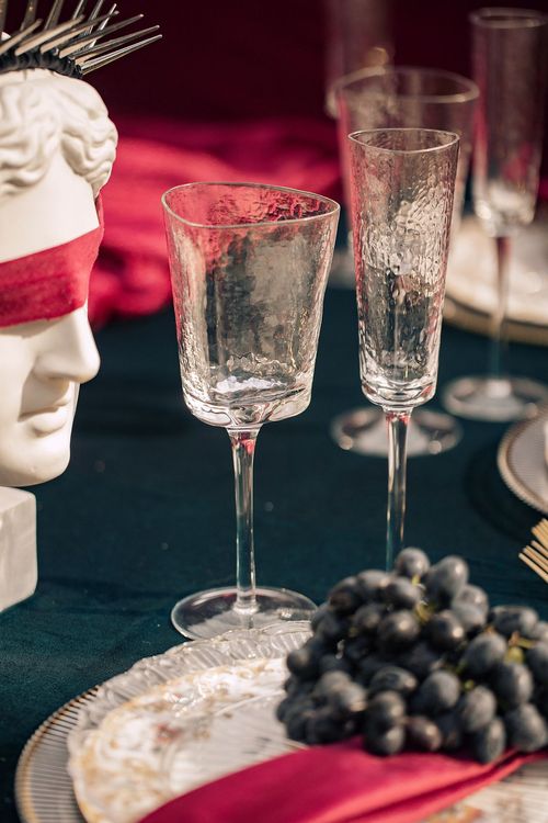 Бордово-изумрудный сет за круглым столом