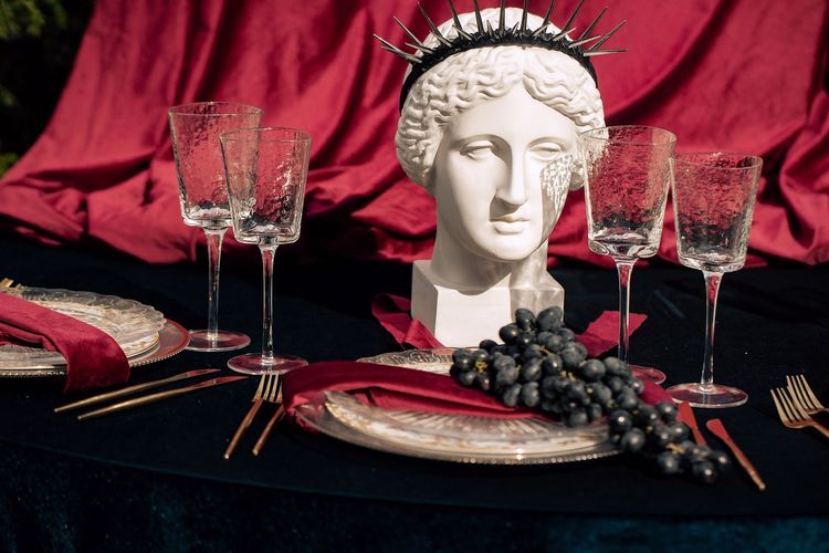 Бордово-изумрудный сет за круглым столом