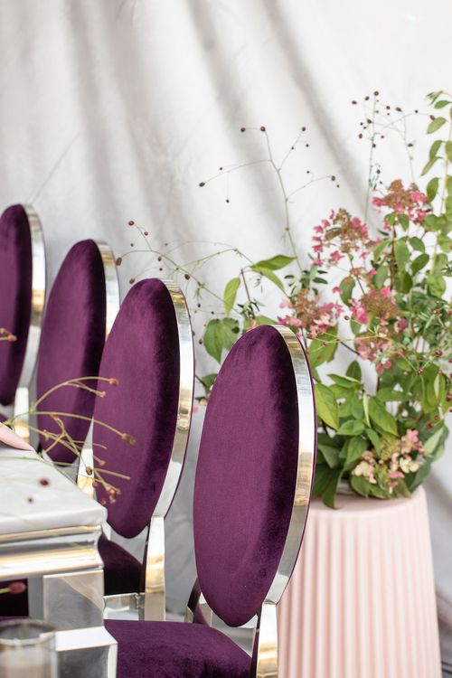 Бордовые акценты за прямоугольным столом