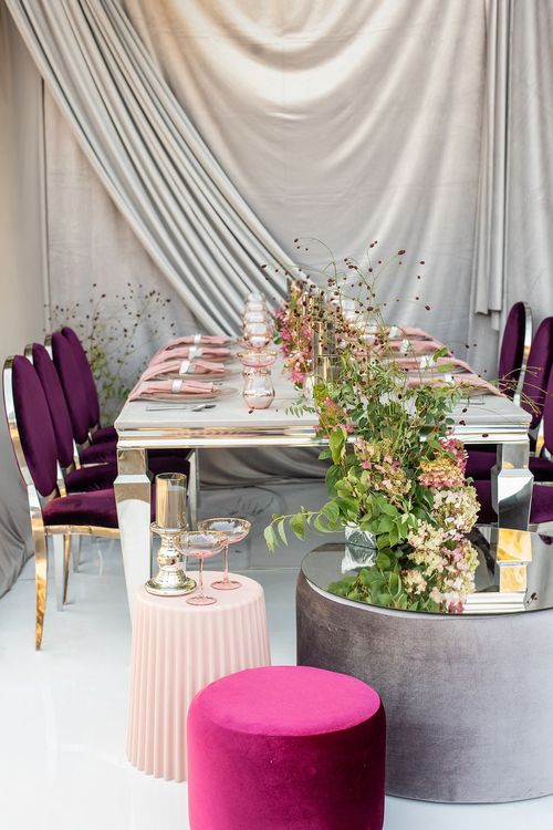 Бордовые акценты за прямоугольным столом