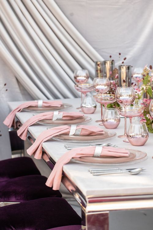 Бордовые акценты за прямоугольным столом