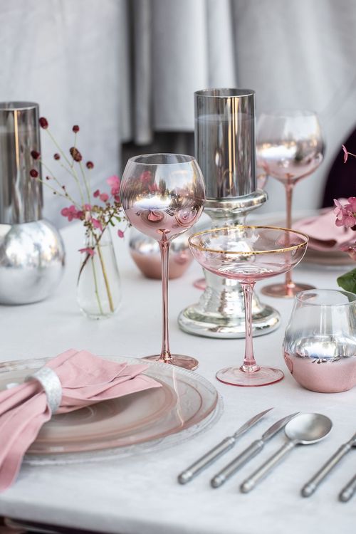 Бордовые акценты за прямоугольным столом