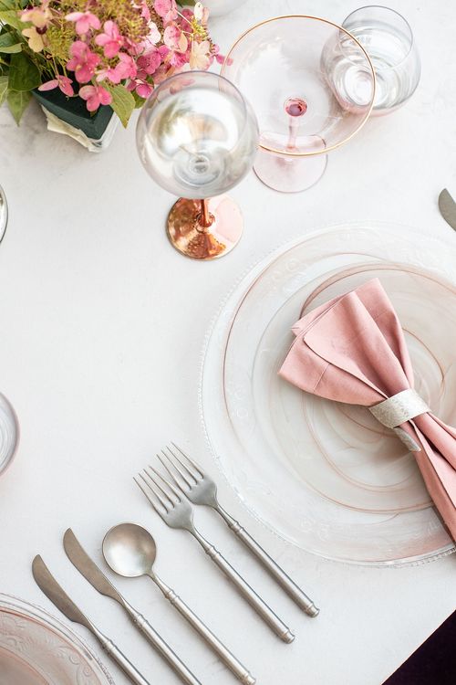 Бордовые акценты за прямоугольным столом