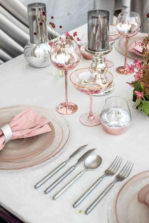 Бордовые акценты за прямоугольным столом