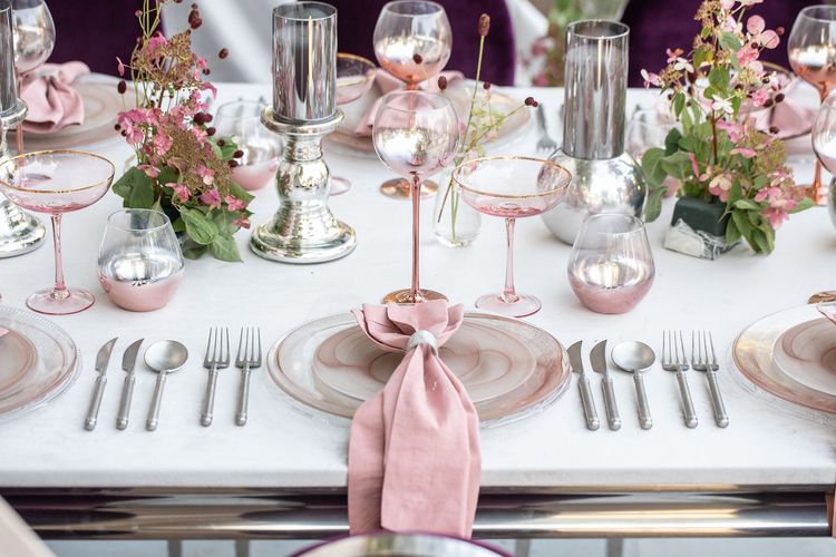 Бордовые акценты за прямоугольным столом