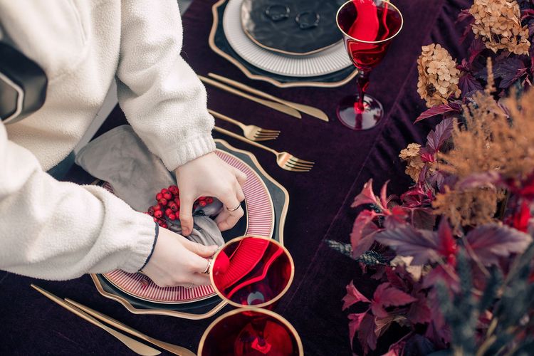 Бордовый сет на природе