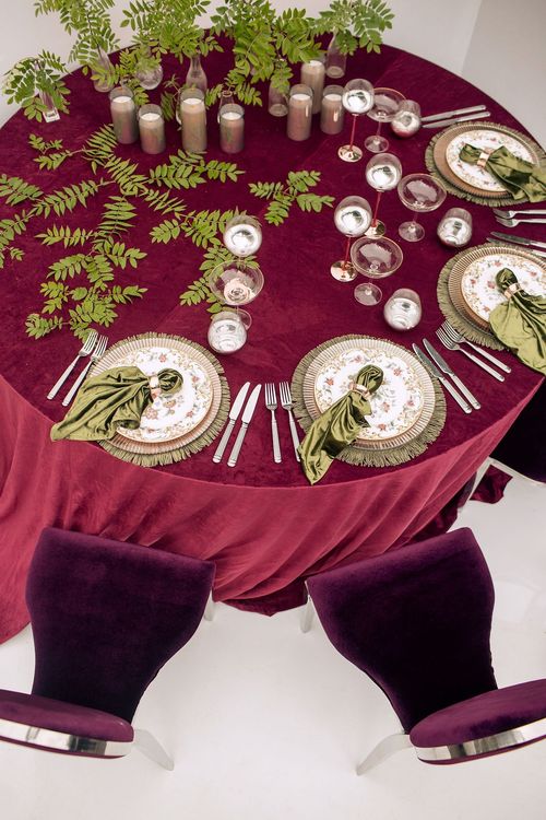 Бордовый сет за круглым столом