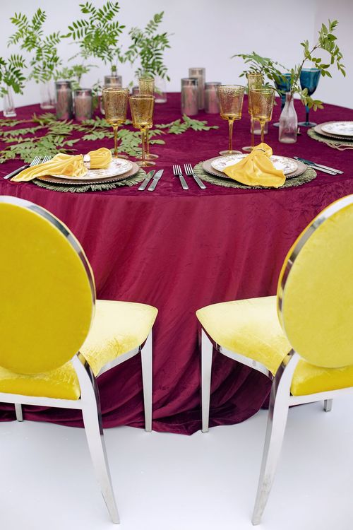Бордовый сет за круглым столом