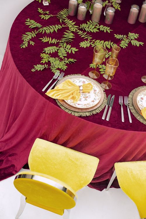 Бордовый сет за круглым столом