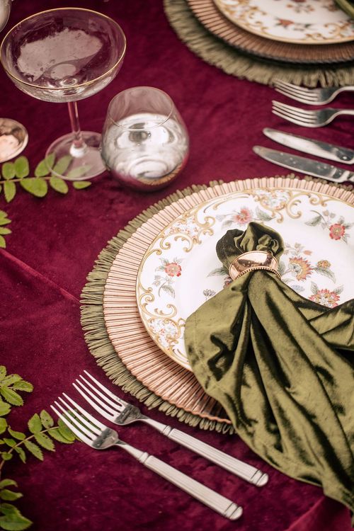 Бордовый сет за круглым столом