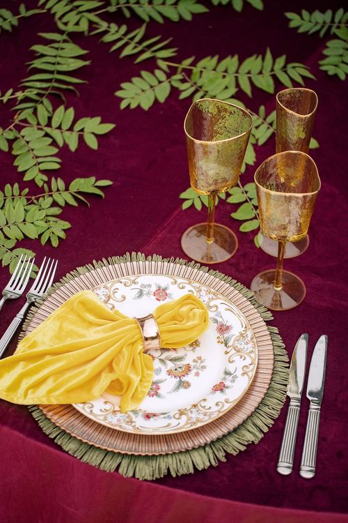 Бордовый сет за круглым столом