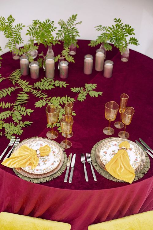 Бордовый сет за круглым столом