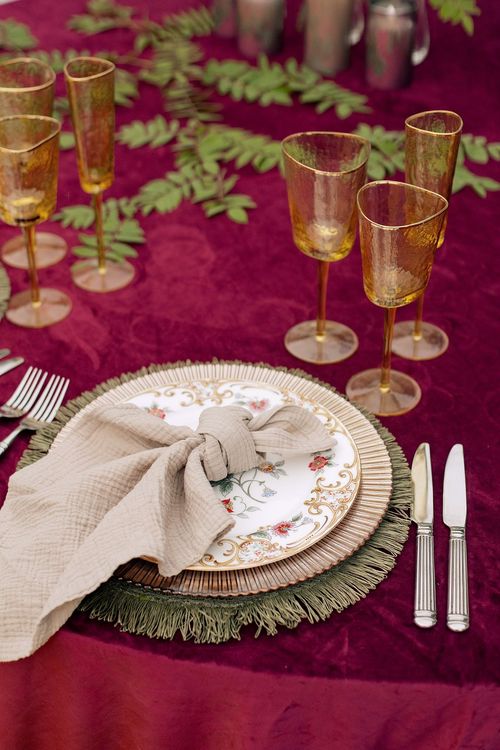 Бордовый сет за круглым столом