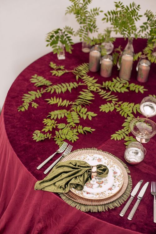 Бордовый сет за круглым столом