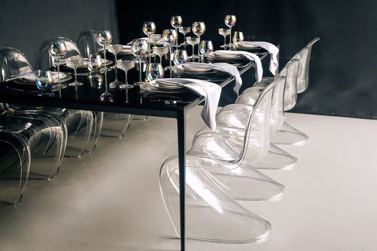 Черно-белый сет за прямоугольным столом