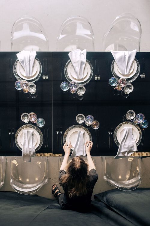 Черно-белый сет за прямоугольным столом