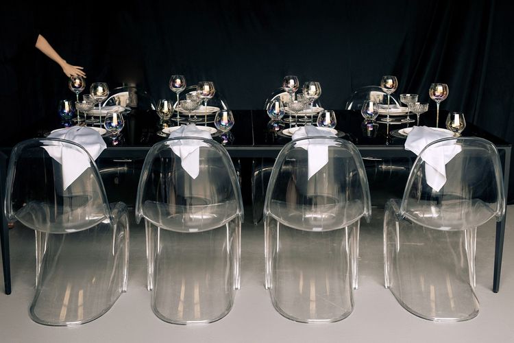 Черно-белый сет за прямоугольным столом