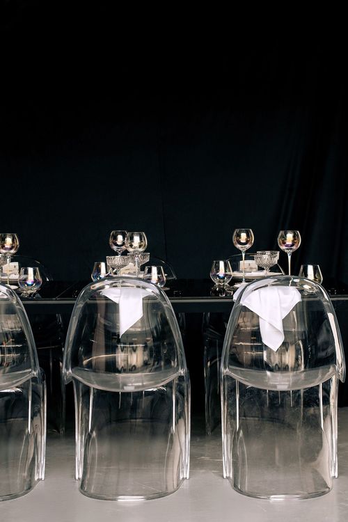 Черно-белый сет за прямоугольным столом