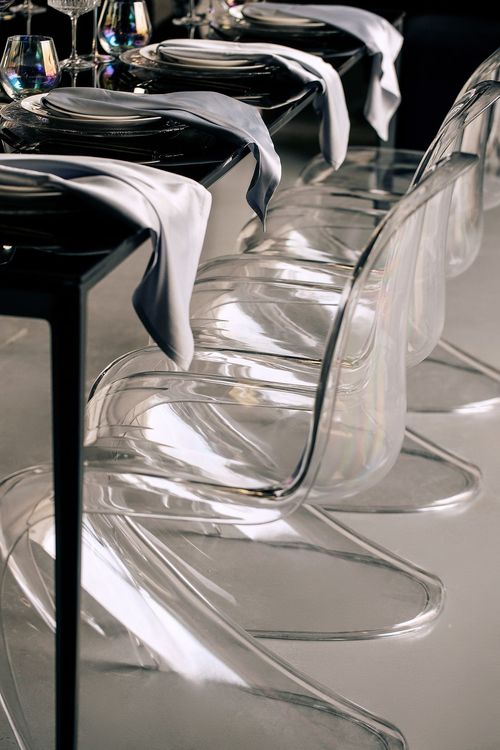 Черно-белый сет за прямоугольным столом