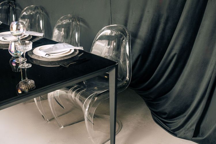 Черно-белый сет за прямоугольным столом