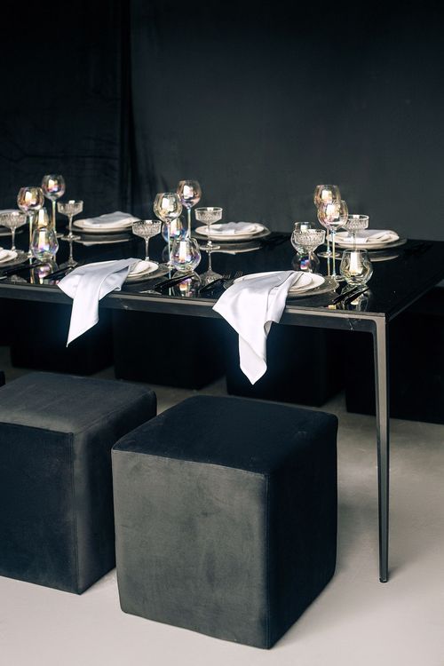 Черно-белый сет за прямоугольным столом