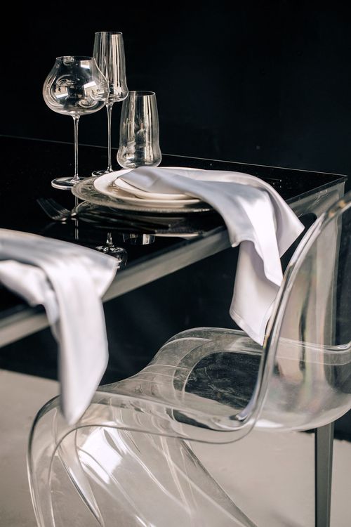 Черно-белый сет за прямоугольным столом