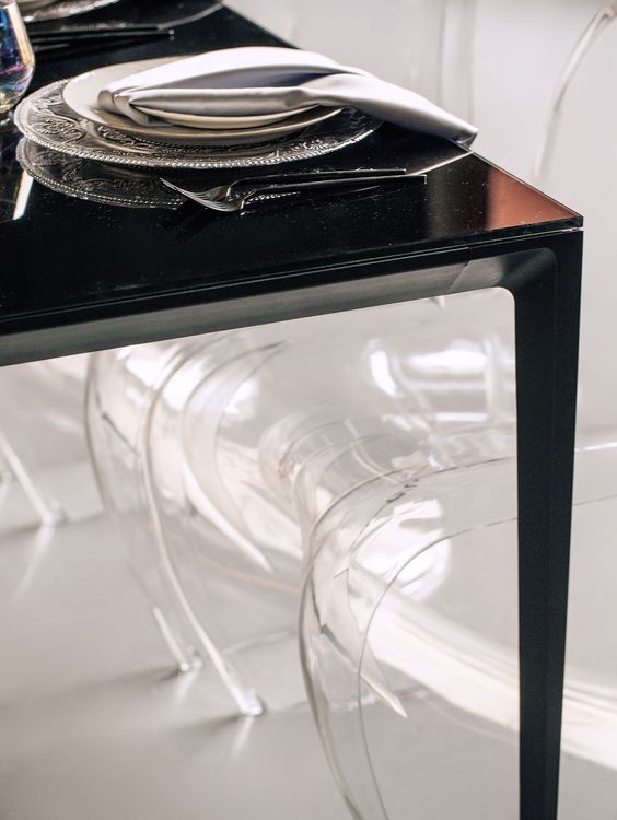 Черно-белый сет за прямоугольным столом