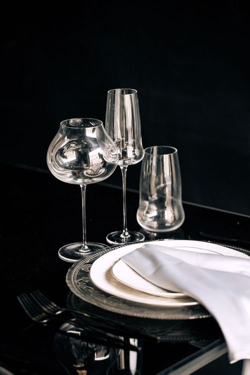 Черно-белый сет за прямоугольным столом