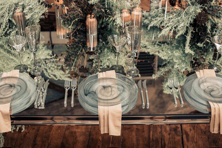 Дымчатая сервировка за прямоугольным  зеркальным столом